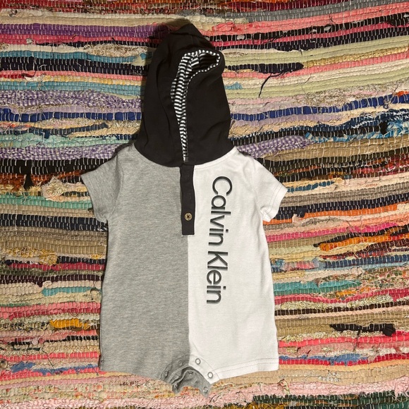 Calvin Klein Other - Calvin Klein 🩶 Gray and White Baby Romper 🌞
